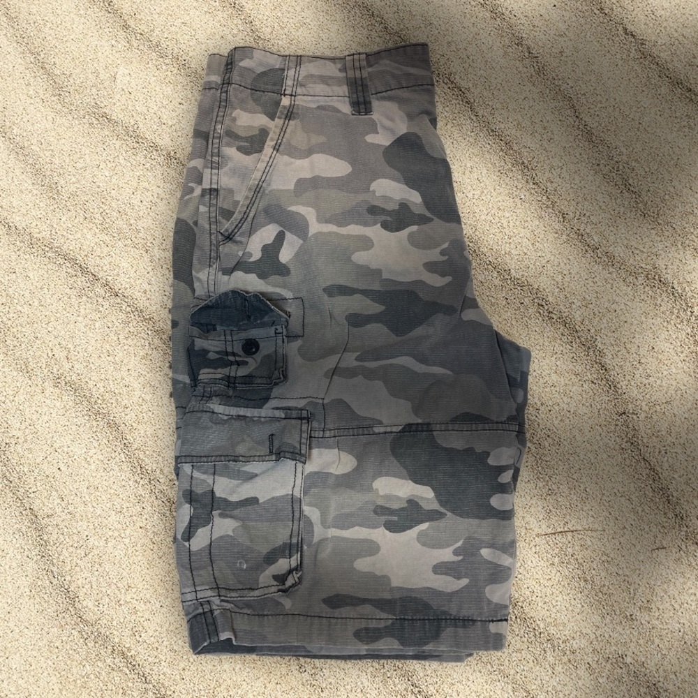 Airwalk Men’s Camouflage Sporty Knee Length Shorts Lots of Pockets Size 30
